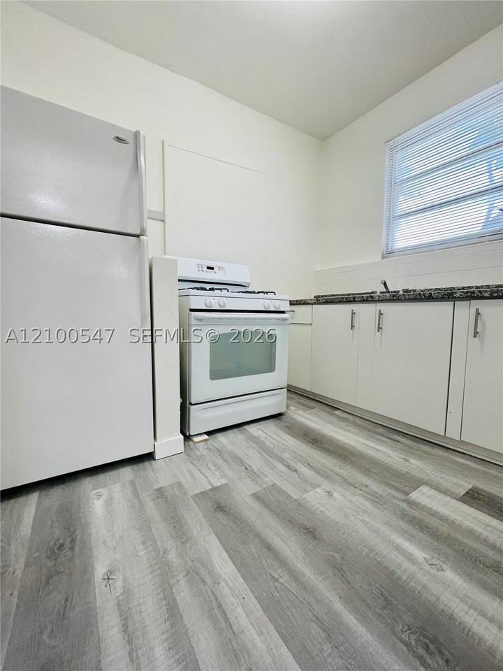 442 Sw 10th Ave #1 - Photo 4 of 13