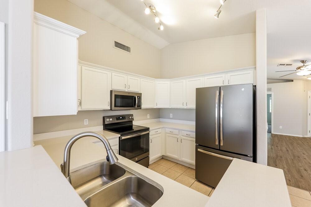 8154 W Shangri La Rd - Photo 6 of 16