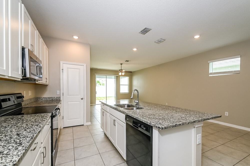 11821 Clare Hill Ave - Photo 5 of 16