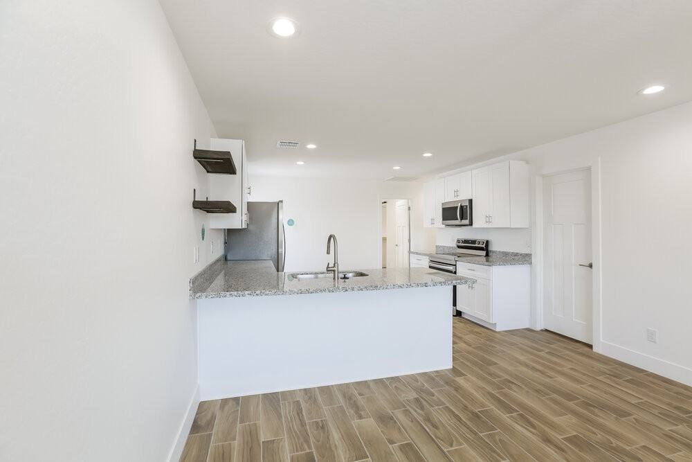 5921 S 13th Ave - Photo 6 of 16
