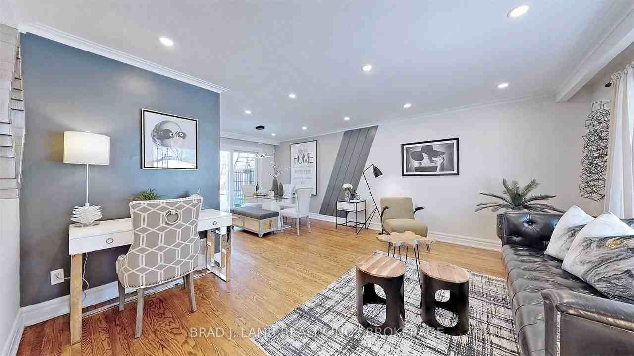 17 Baroness Crescent - Photo 4 of 43