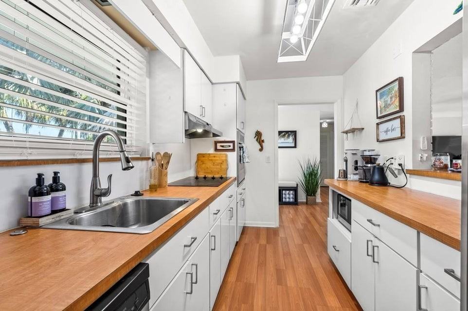 430 Northeast 43rd Street - Photo 4 of 9
