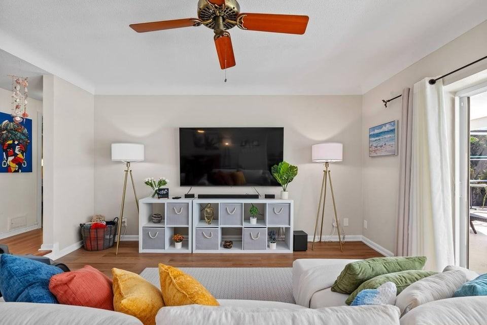 430 Northeast 43rd Street - Photo 5 of 9