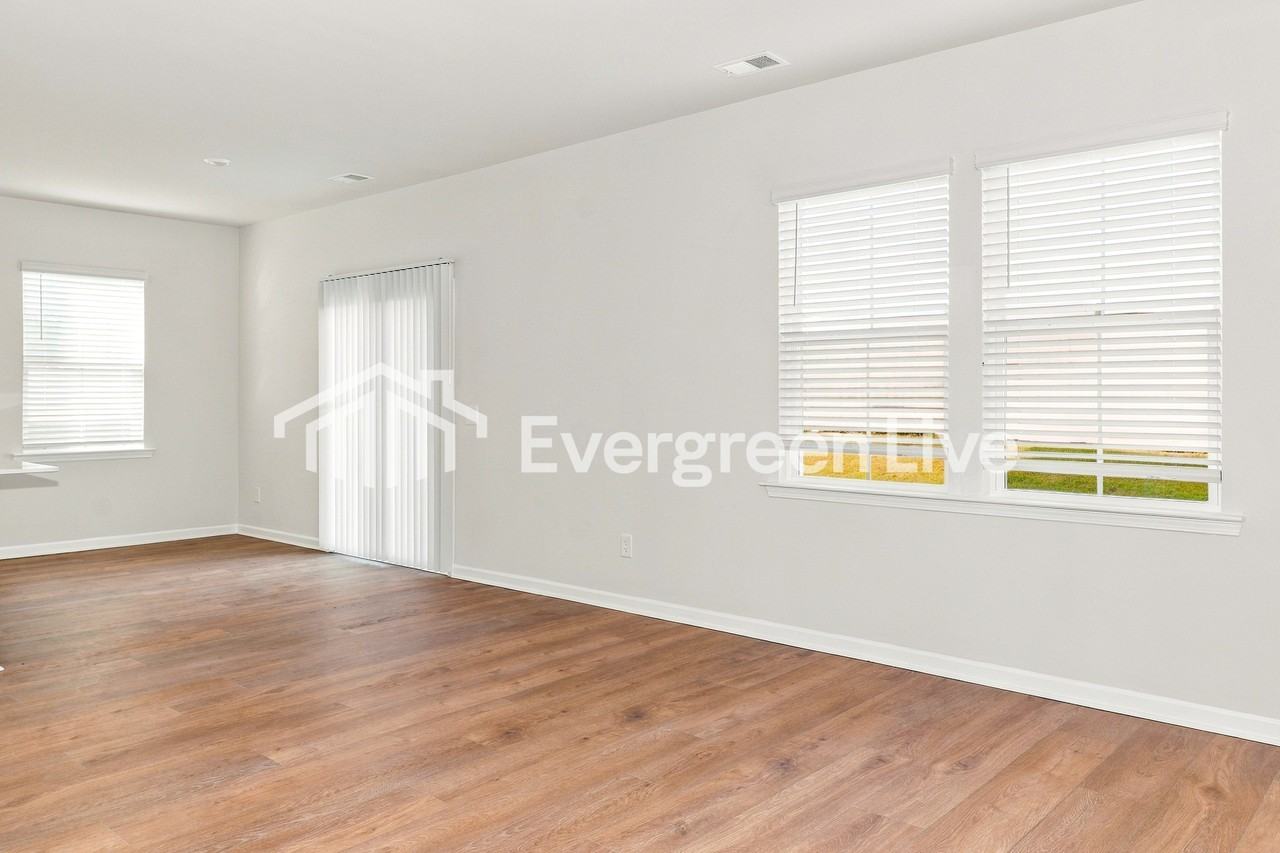 225 Breezy St - Photo 2 of 15