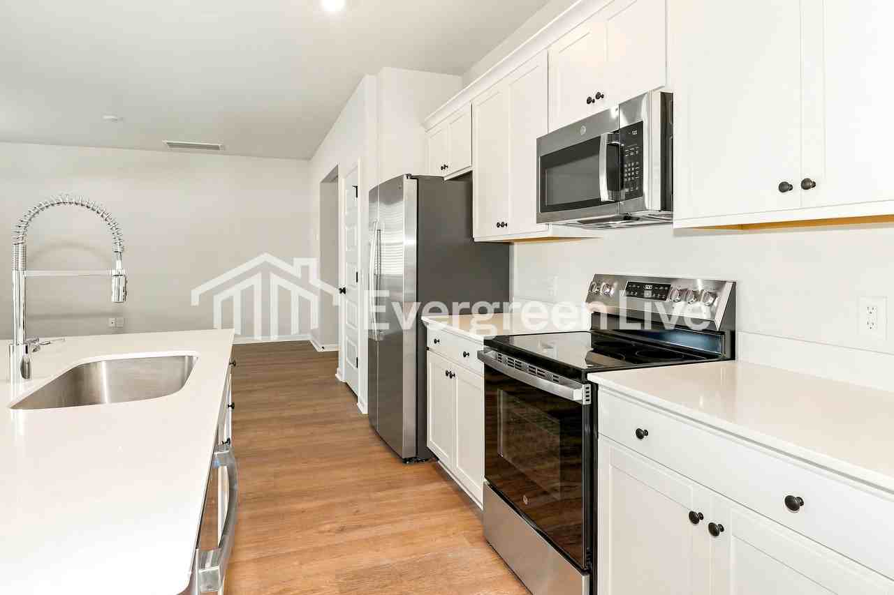 225 Breezy St - Photo 4 of 15