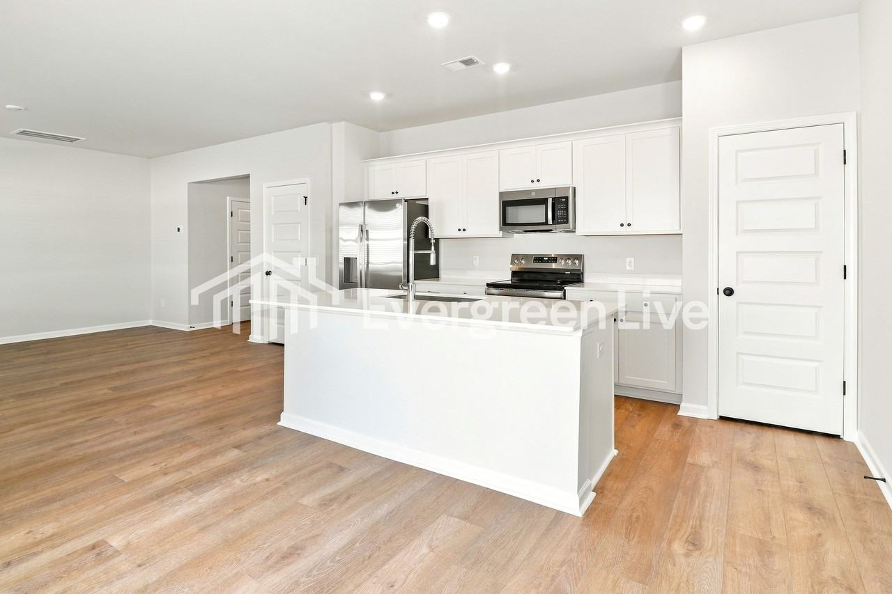 225 Breezy St - Photo 5 of 15