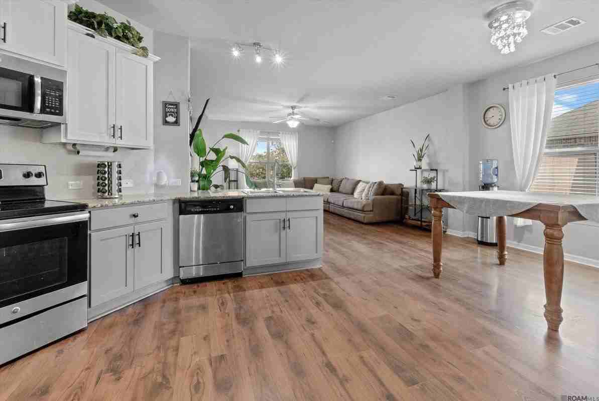 10705 Dodger Dr - Photo 4 of 17