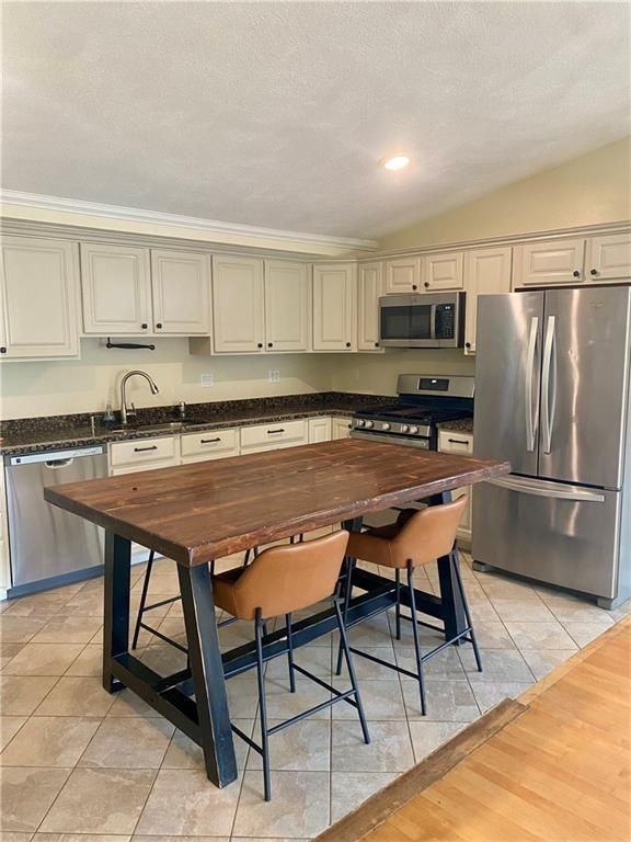 191 Armstrong Ave - Photo 4 of 22