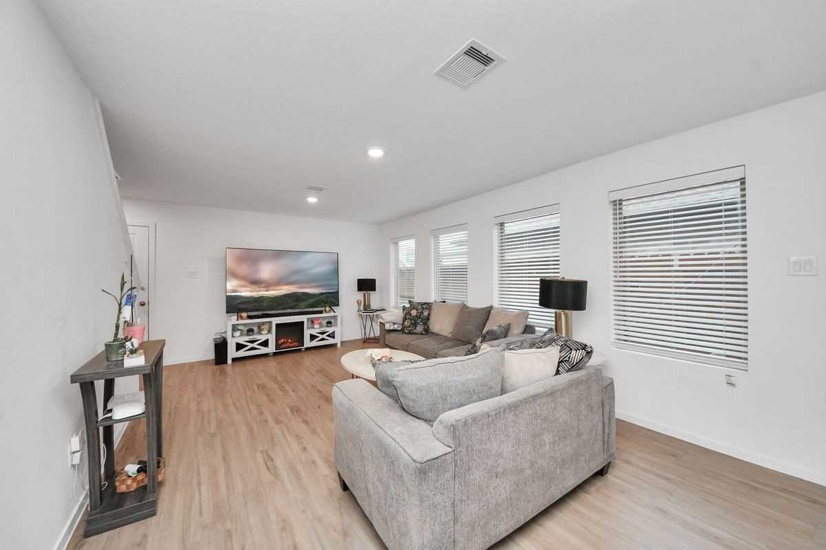 3016 Courtney Coral Ln - Photo 5 of 44