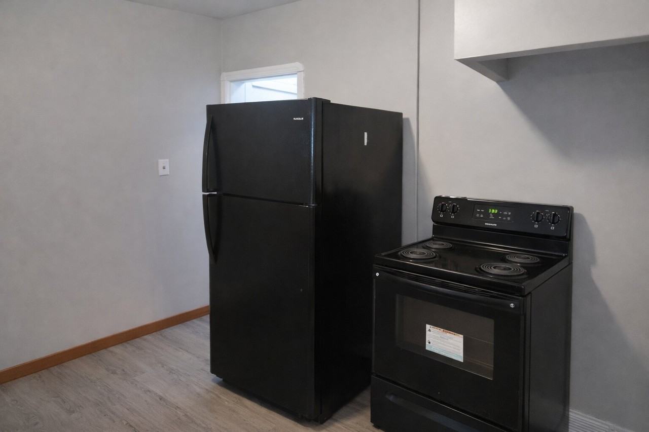 1064 Woodview Rd - Photo 5 of 18