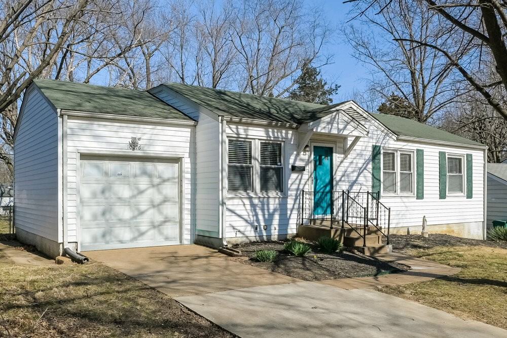 10076 Hedge Dr - Photo 4 of 17