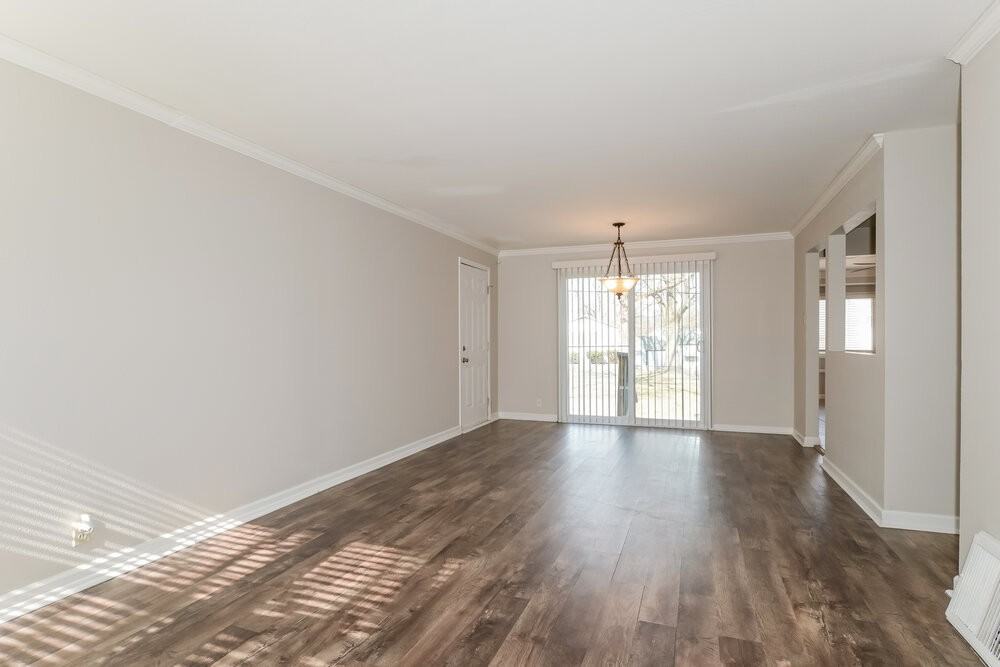 10076 Hedge Dr - Photo 6 of 17