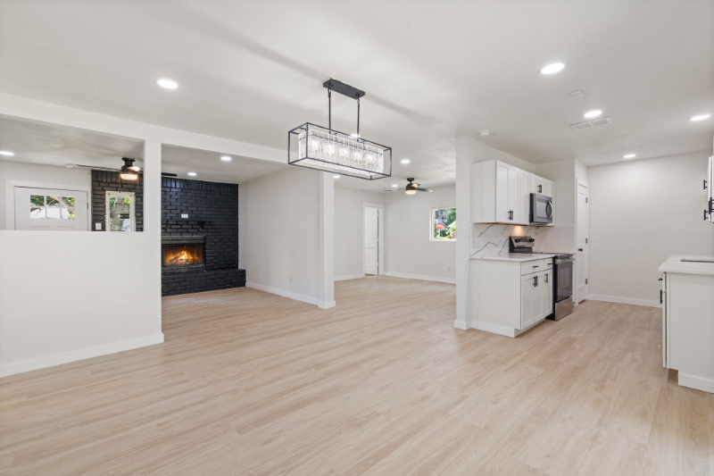 1414 Timberlake Cir - Photo 4 of 29