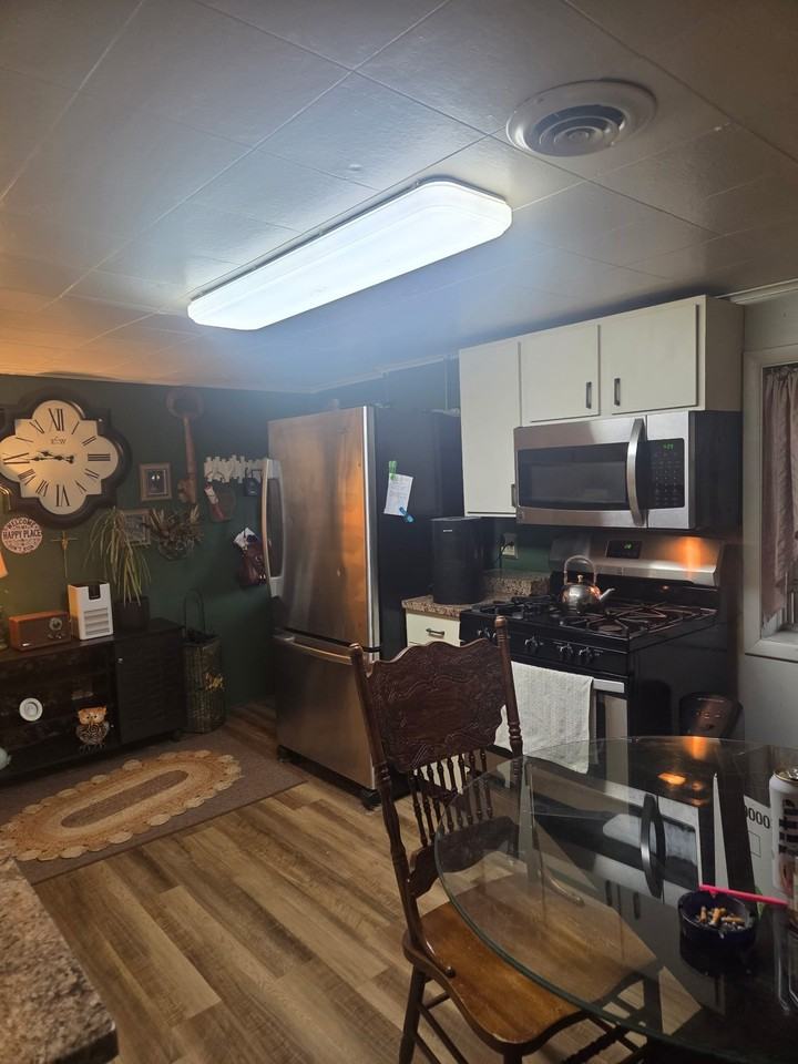 303 E Elm St - Photo 5 of 10
