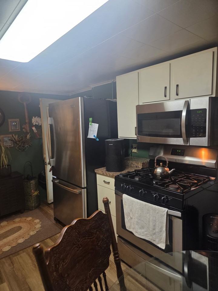 303 E Elm St - Photo 6 of 10