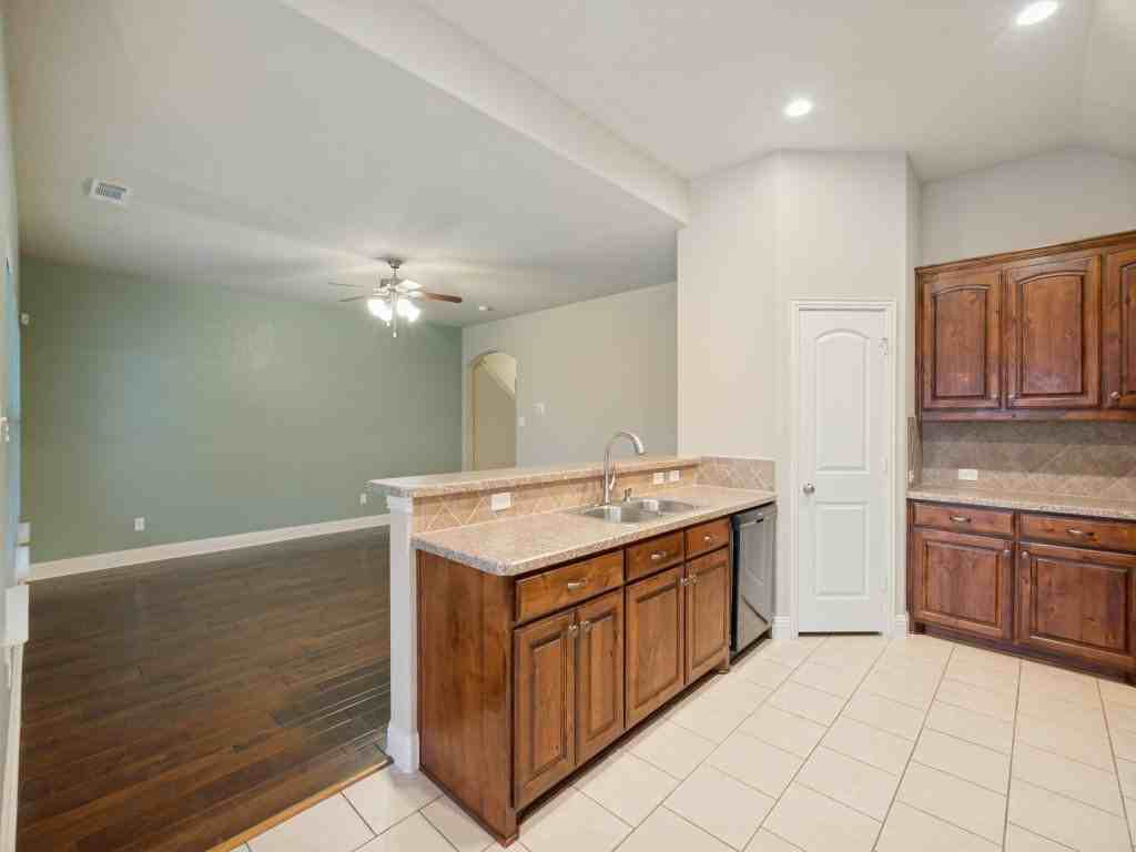 107 Buckingham Dr - Photo 5 of 16