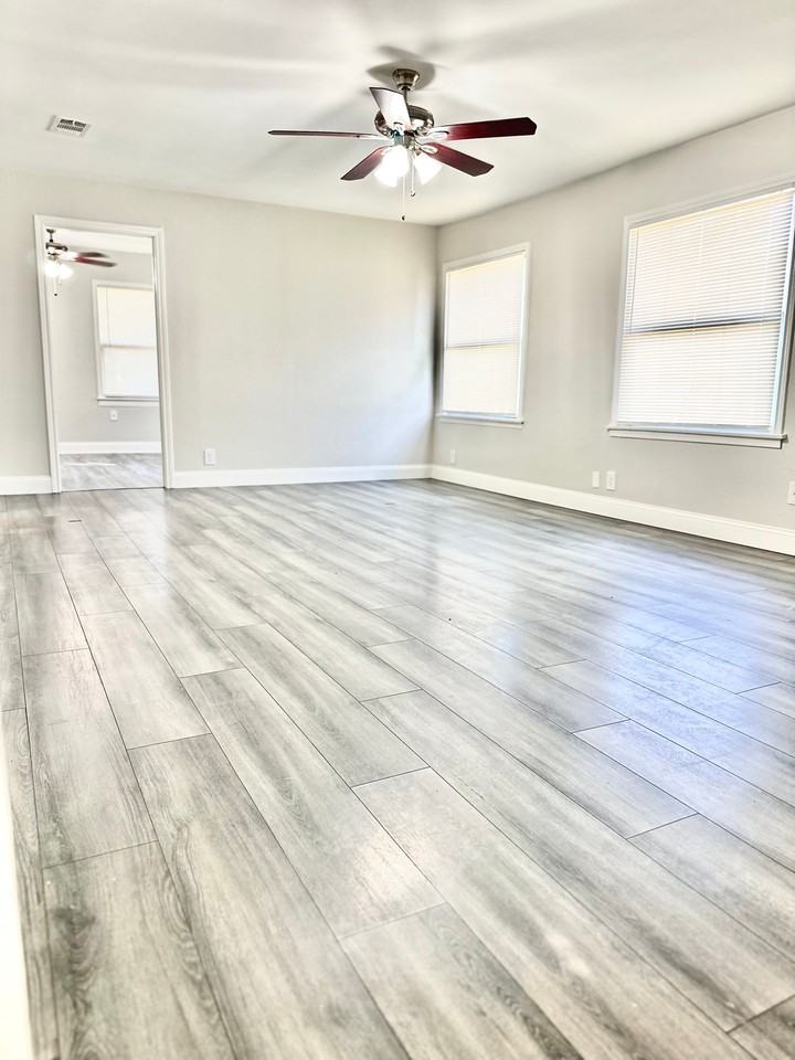 812 Forrestal Dr - Photo 3 of 14