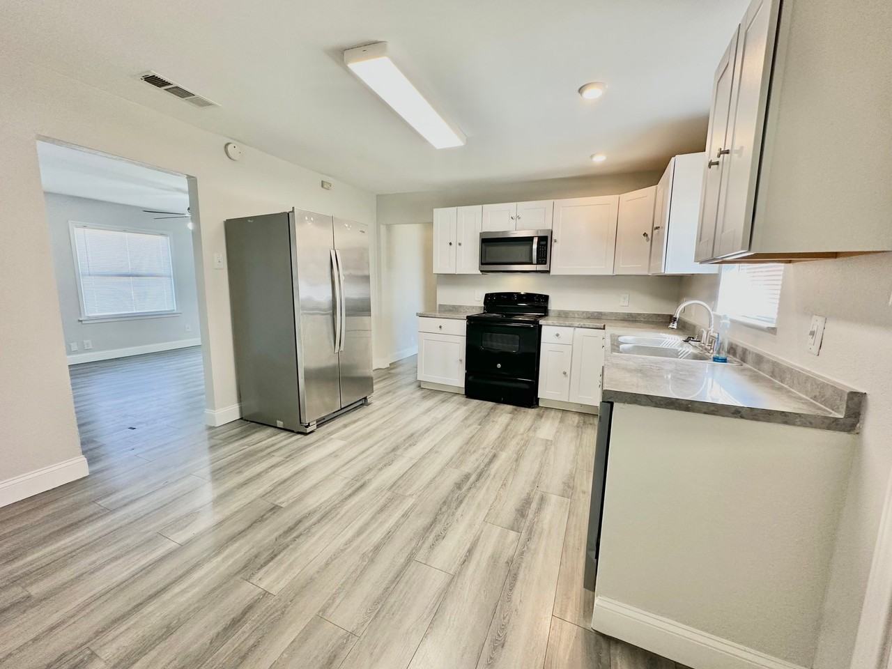812 Forrestal Dr - Photo 5 of 14