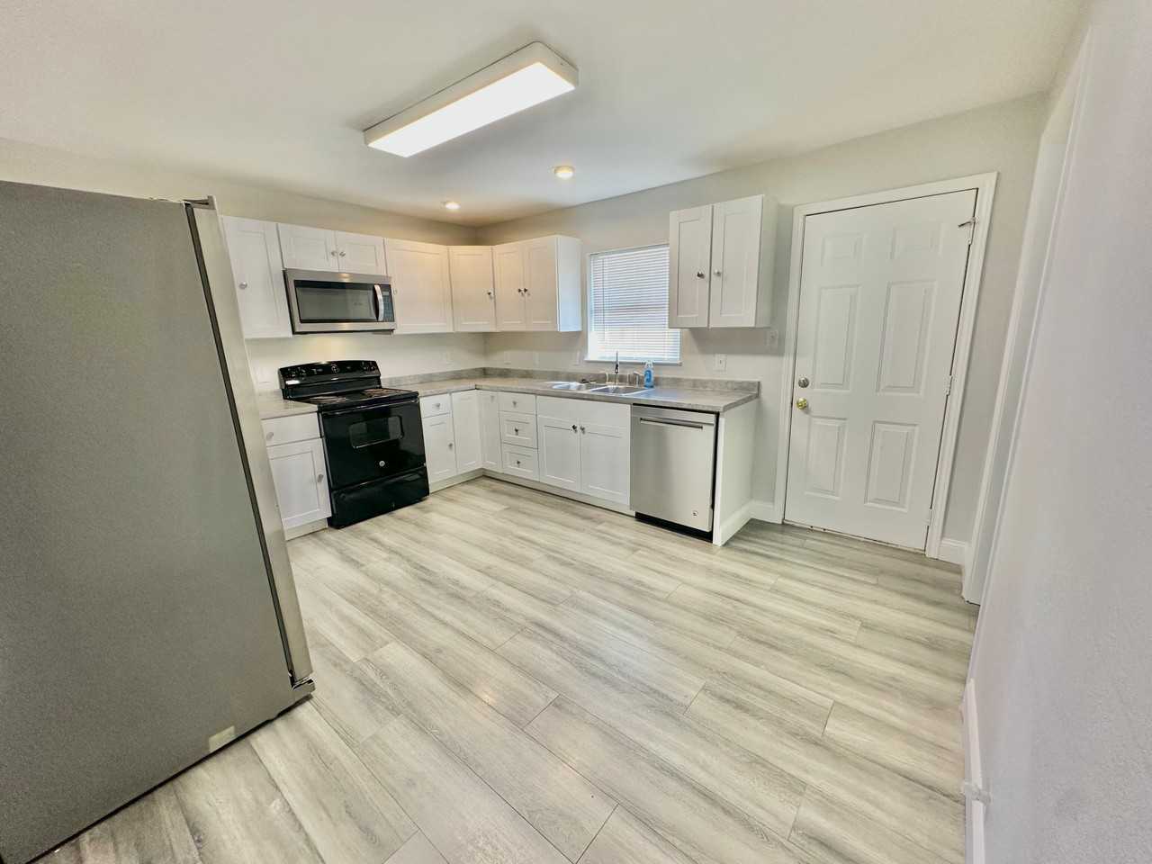 812 Forrestal Dr - Photo 6 of 14