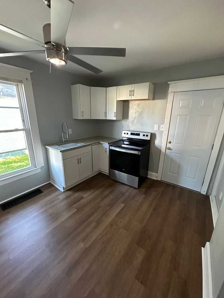 123 W Corwin St - Photo 2 of 12