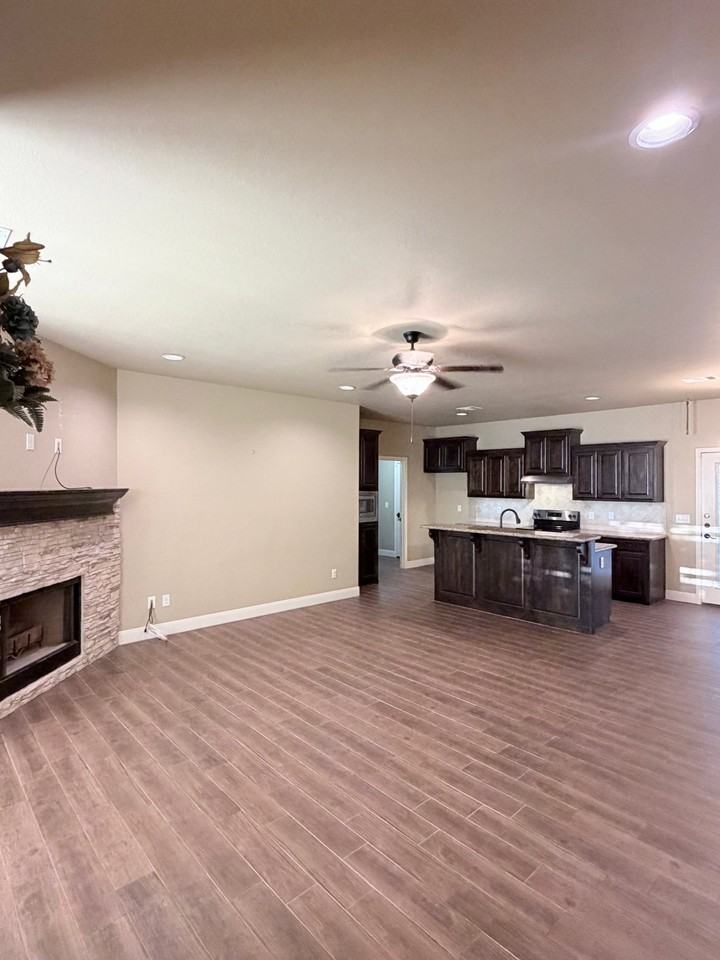 7911 Legacy Pkwy - Photo 2 of 20