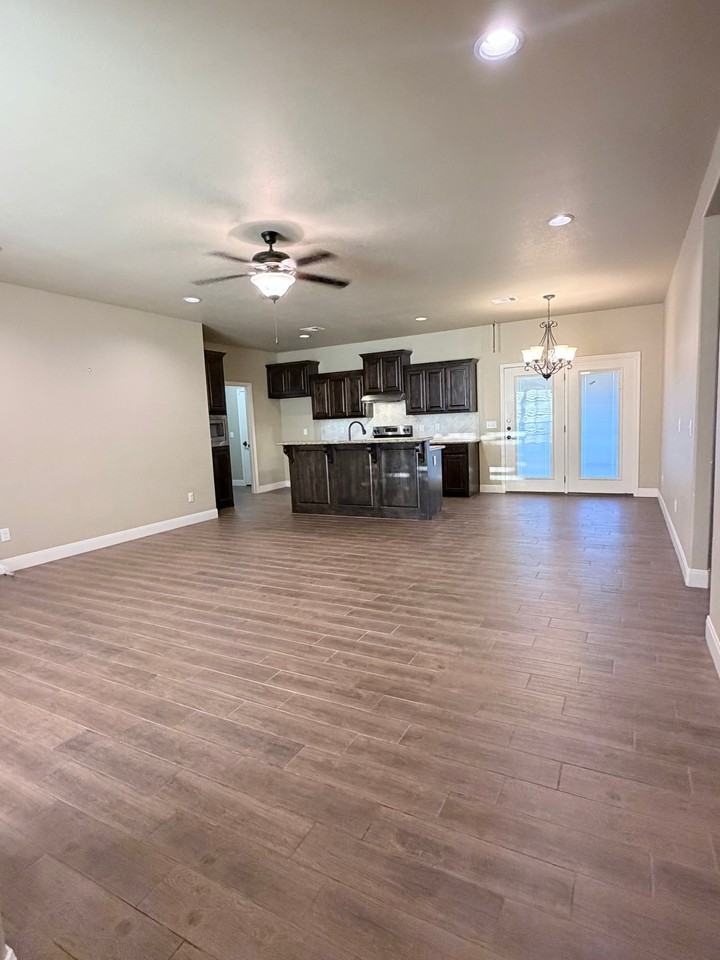 7911 Legacy Pkwy - Photo 3 of 20