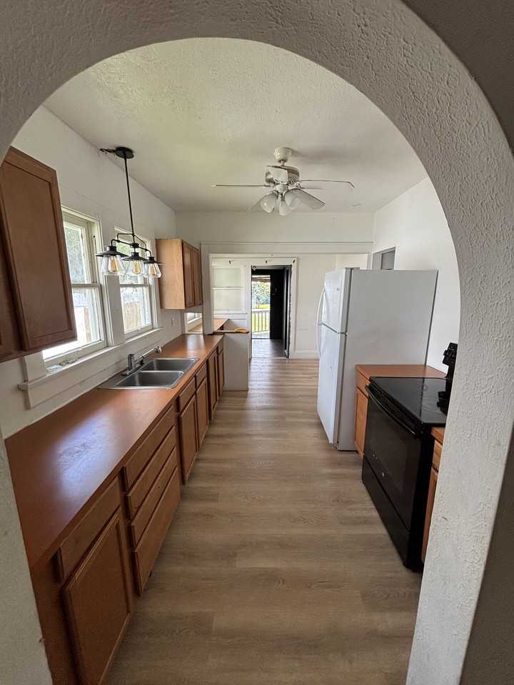 410 S Franklin St - Photo 2 of 10
