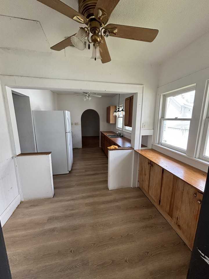 410 S Franklin St - Photo 3 of 10