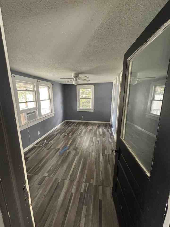 410 S Franklin St - Photo 4 of 10