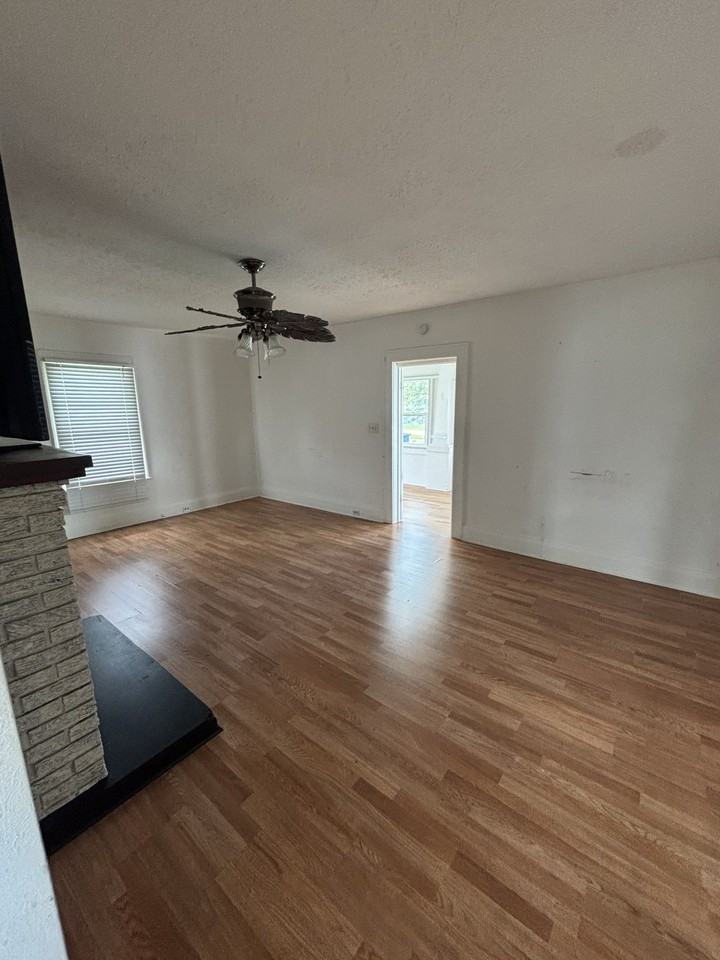410 S Franklin St - Photo 6 of 10