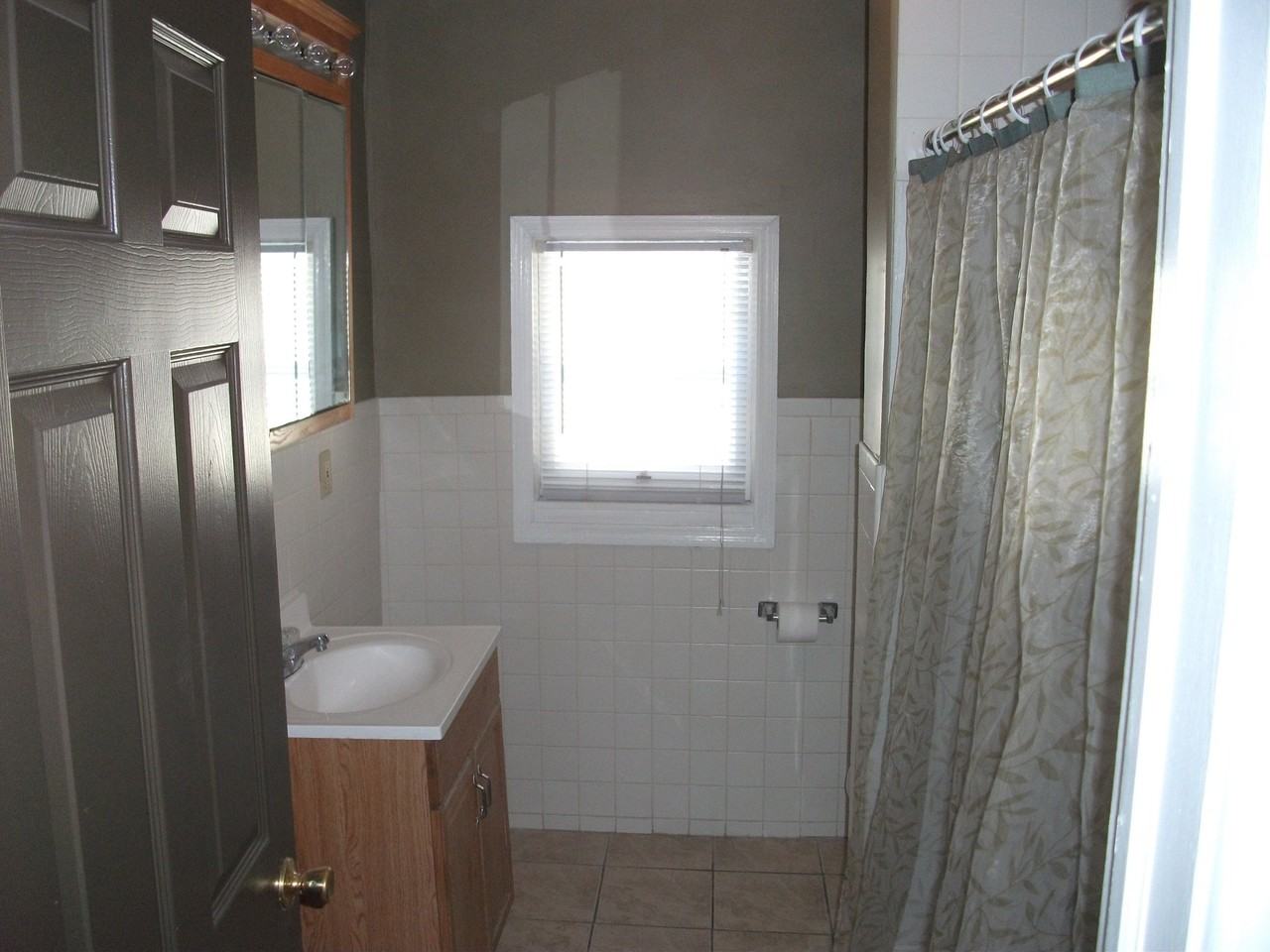 1005 Hegeman St - Photo 4 of 15