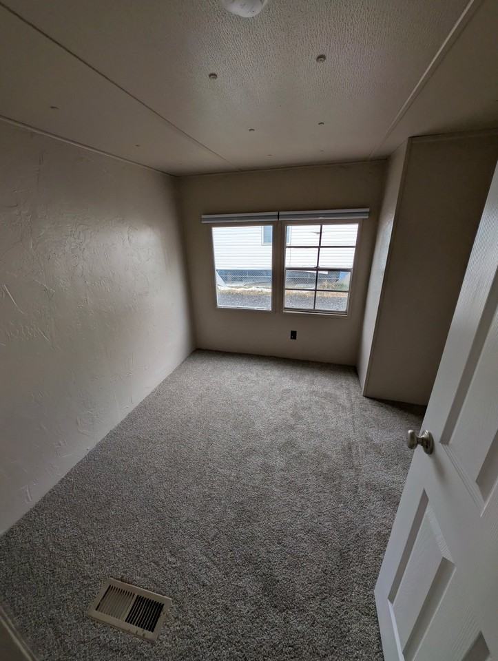 546 1/2 Glen Rd - Photo 3 of 13