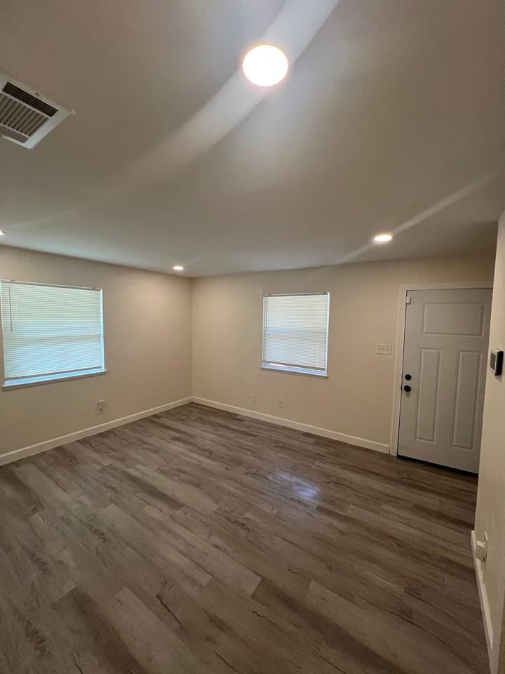 2301 Ridge Park Dr - Photo 2 of 17