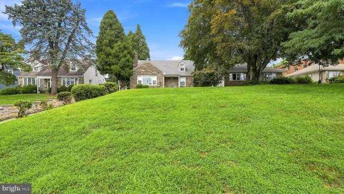 466 Paoli Ave - Photo 2 of 15