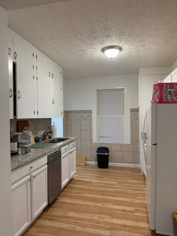 304 1/2 S 27th St #6 - Photo 2 of 4