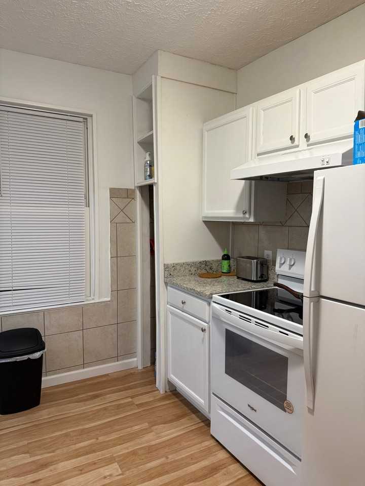304 1/2 S 27th St #6 - Photo 3 of 4