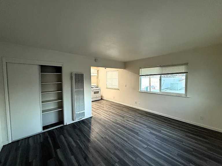 812 Delaware St #6 - Photo 3 of 5