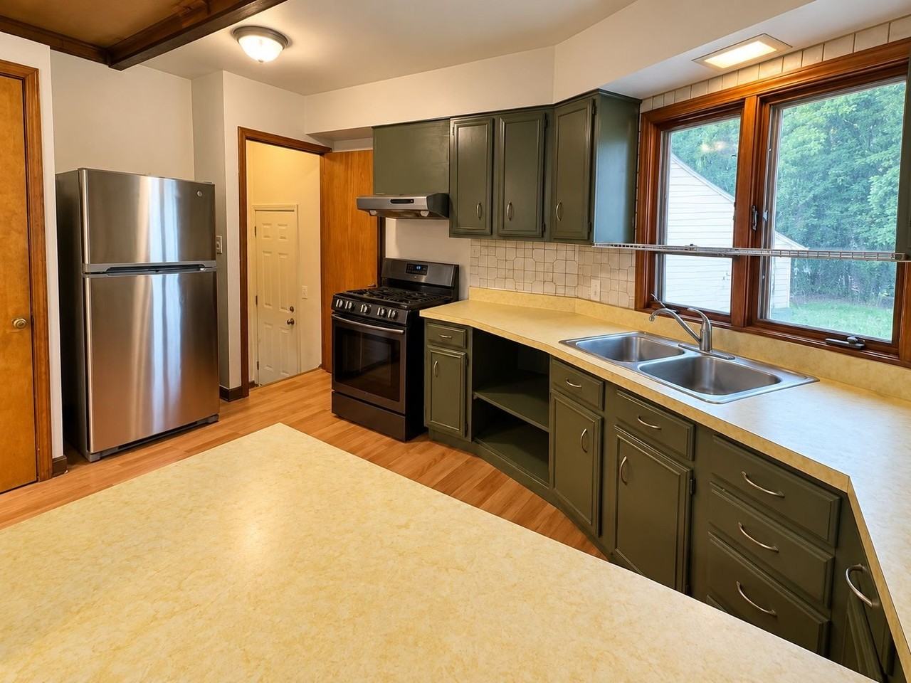 18613 Harlan Dr - Photo 3 of 9