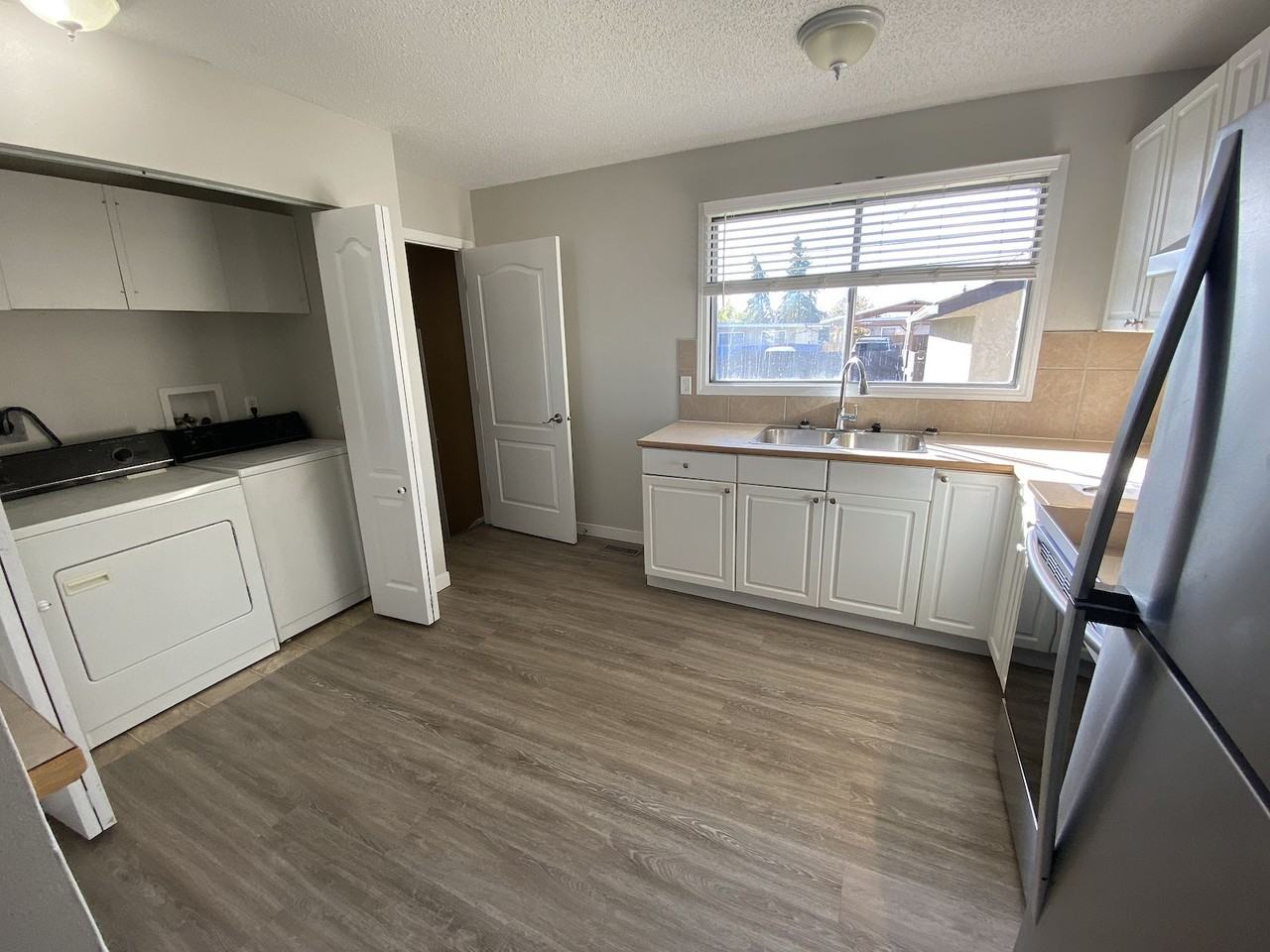 159 Penmeadows Close Se - Photo 4 of 9