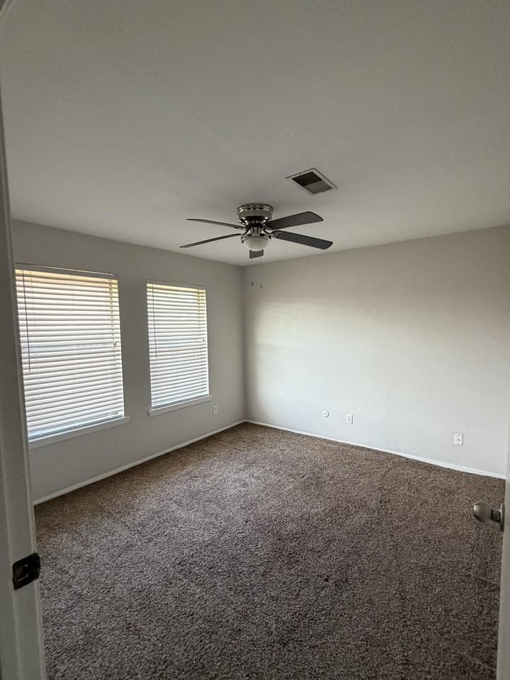418 Garland Dr #235 - Photo 4 of 12