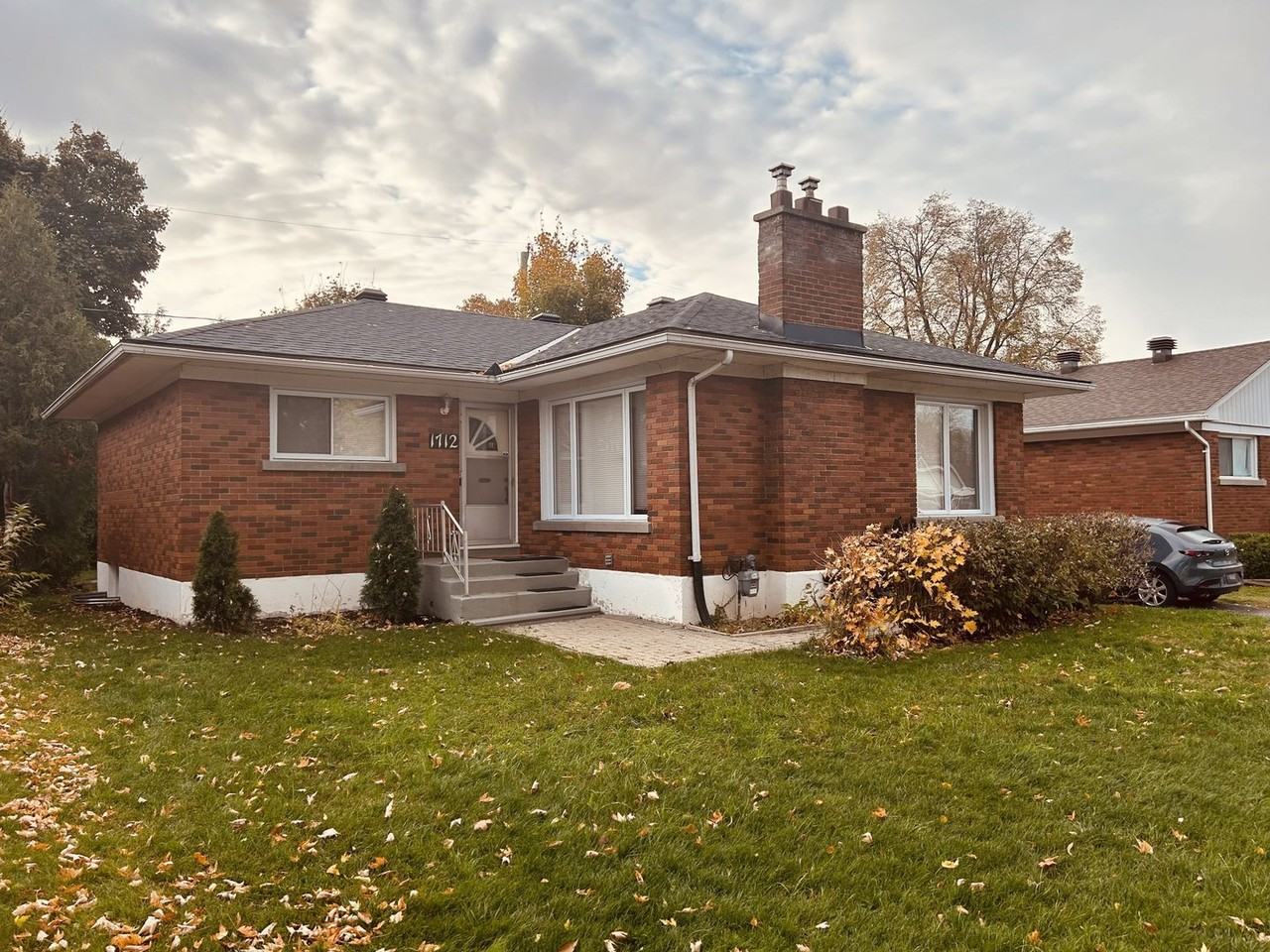 1712 Gage Cres - Photo 2 of 11