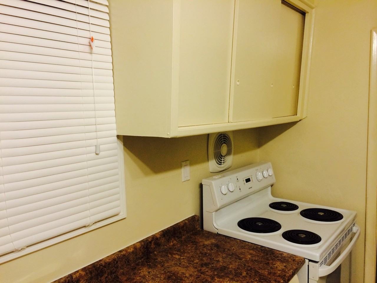 1712 Gage Cres - Photo 3 of 11
