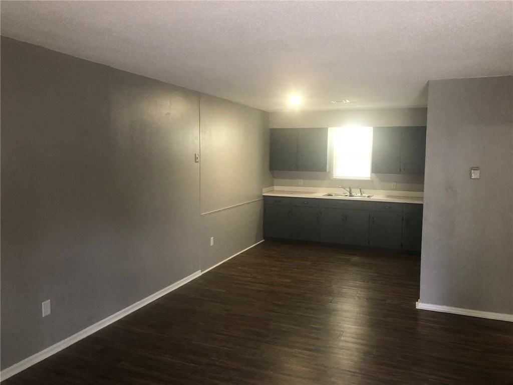 302 E Benton St - Photo 2 of 8