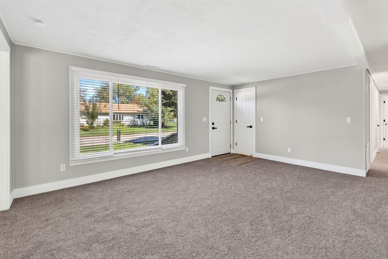 1131 W 9th Ave - Photo 7 of 37