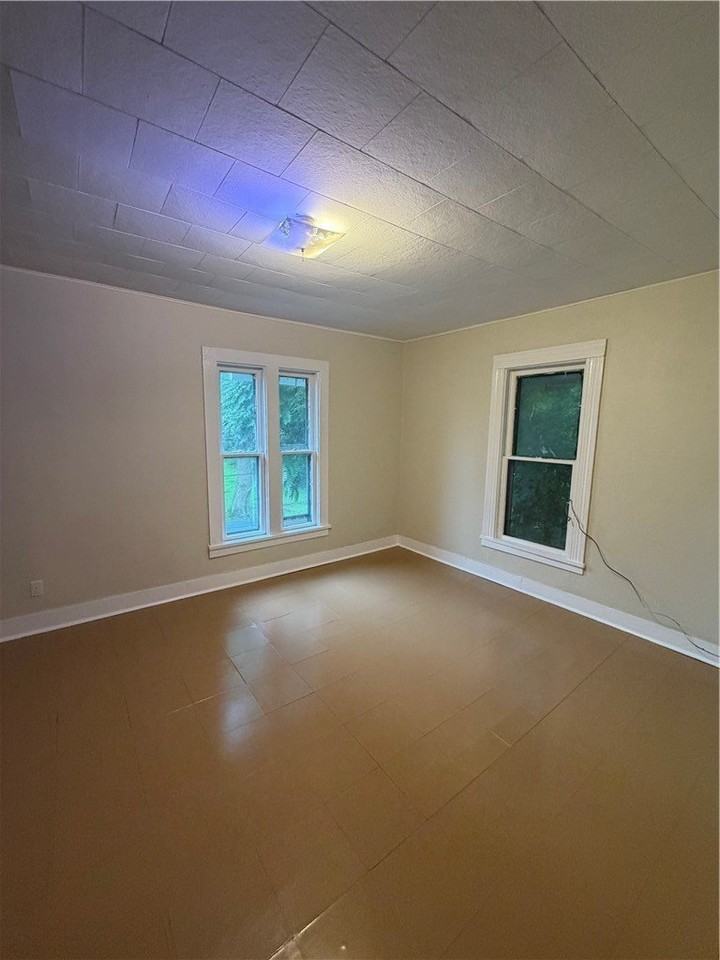 301 Brand St - Photo 4 of 8