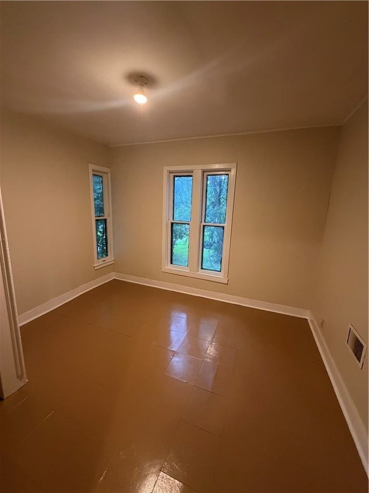 301 Brand St - Photo 5 of 8