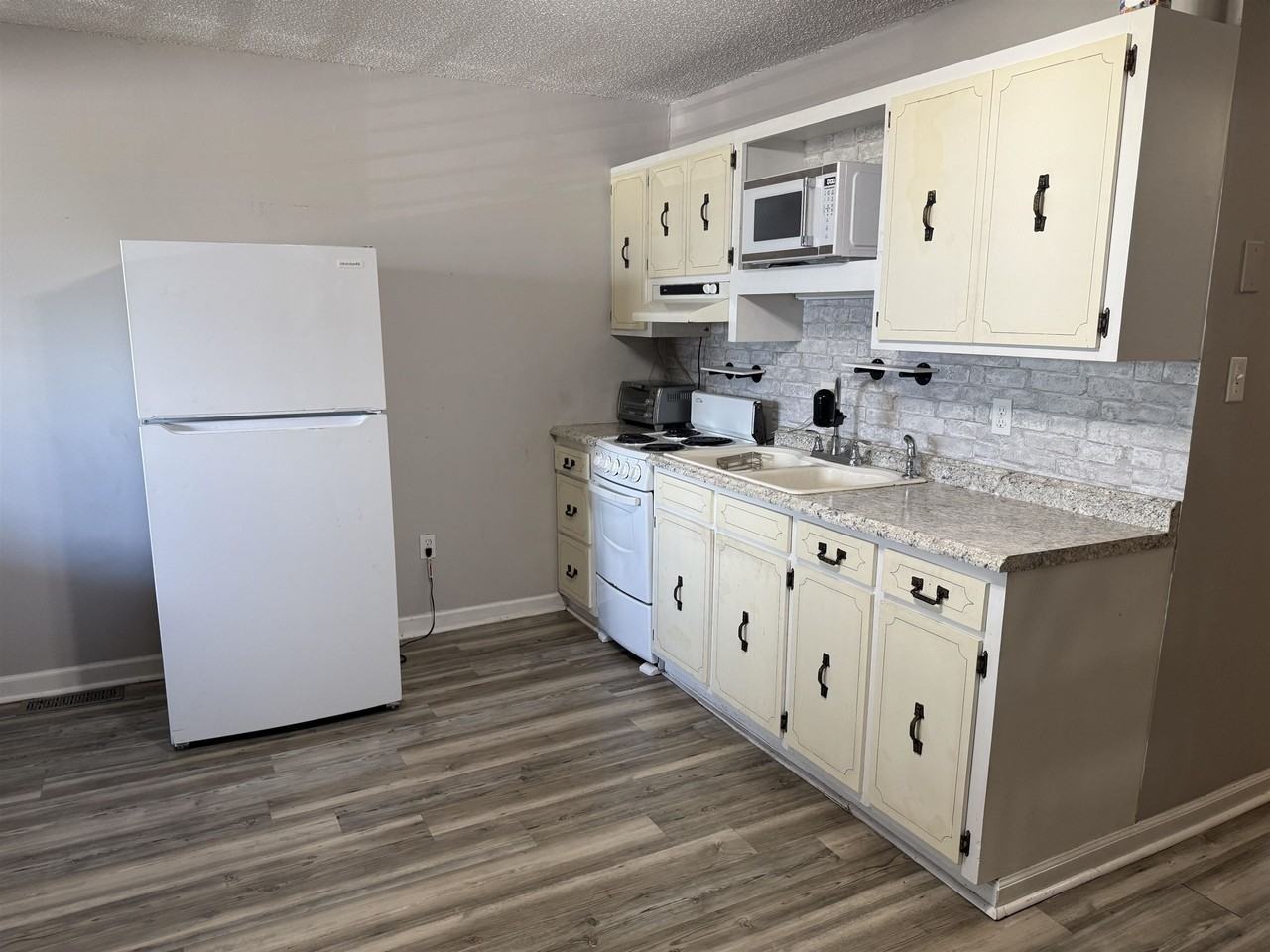 2801 Terminal St #C - Photo 5 of 12