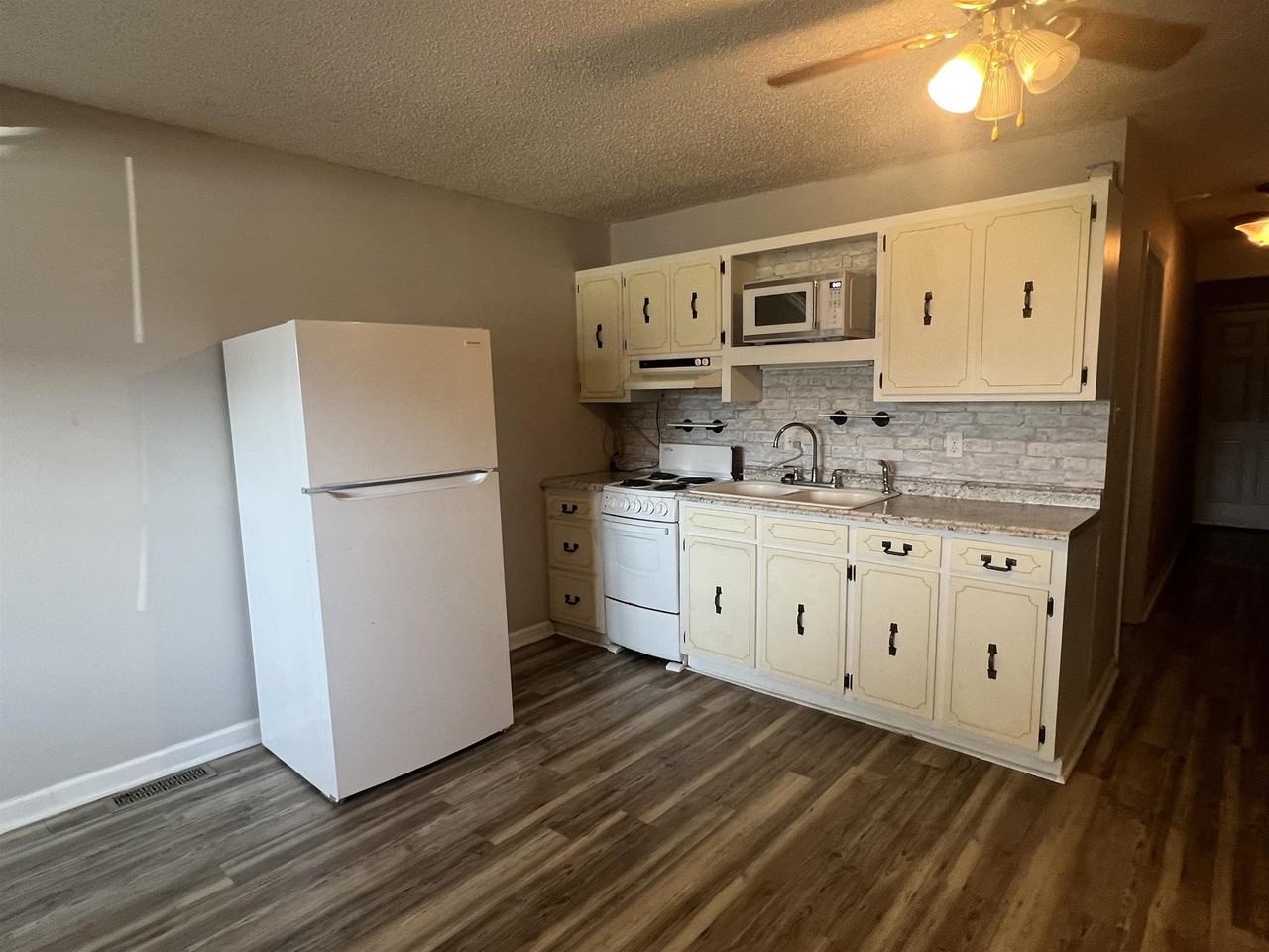 2801 Terminal St #C - Photo 7 of 12