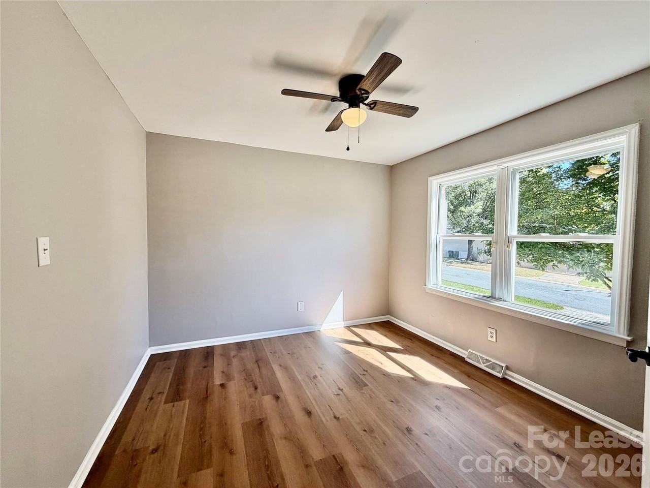 3517 Cross Winds Rd - Photo 5 of 32
