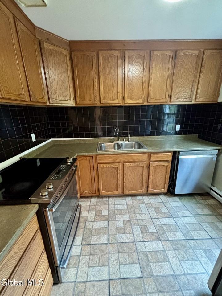 24 Maxwell Dr - Photo 4 of 20
